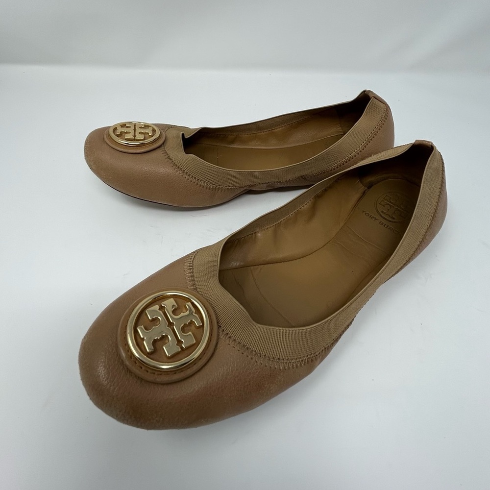 Tory Burch Caroline Leather Medallion Logo Ballet Flats Natural Tan 8M.